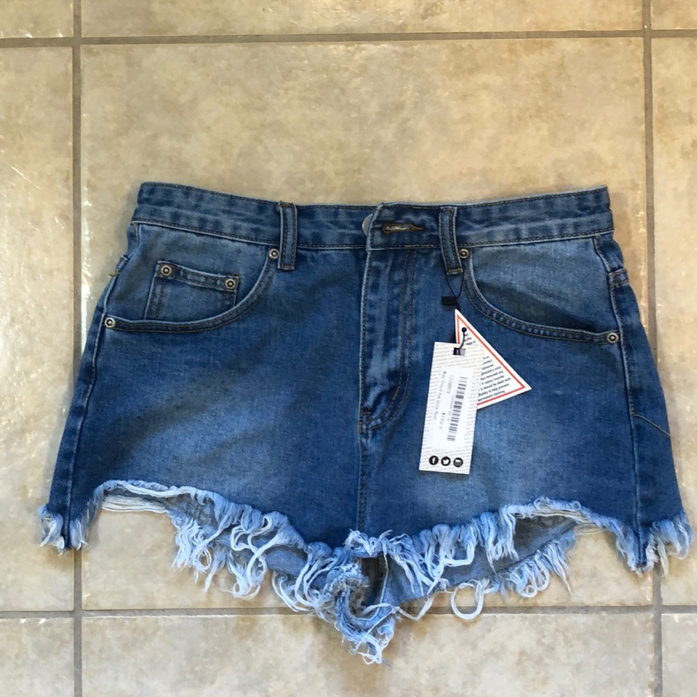 NWT. Boohoo Mona Frayed Hem Denim Shorts.